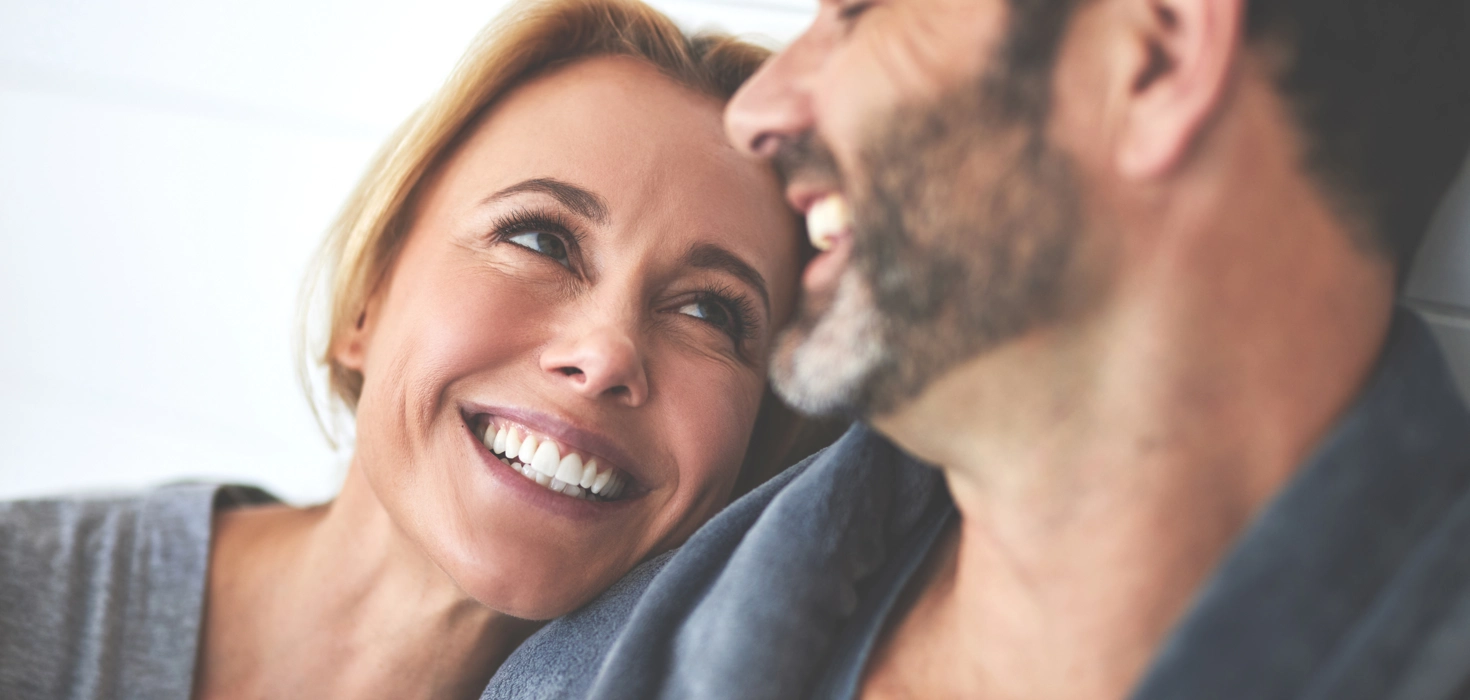 Paar schaut sich verliebt an