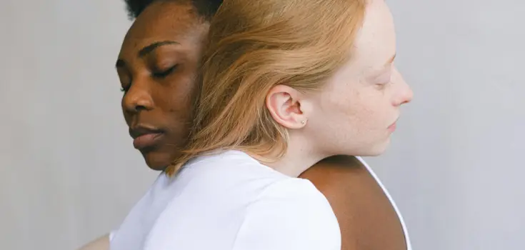 Zwei Frauen, die sich umarmen