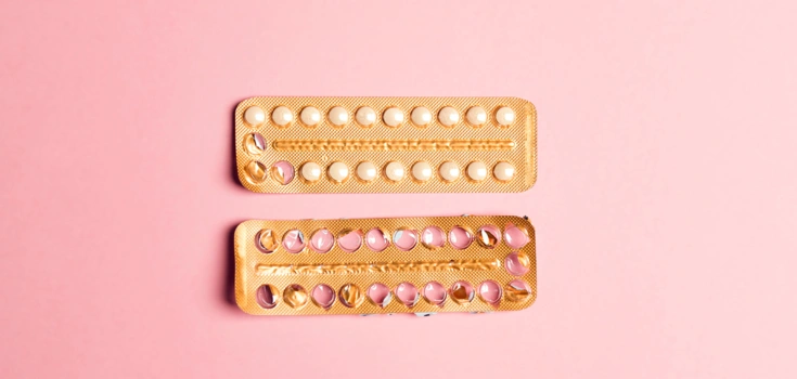 Pillen-Blister auf rosa Untergrund.
